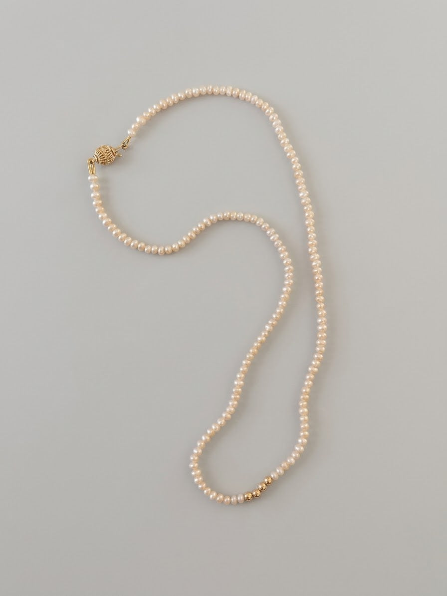 Pearl necklace with gold beads