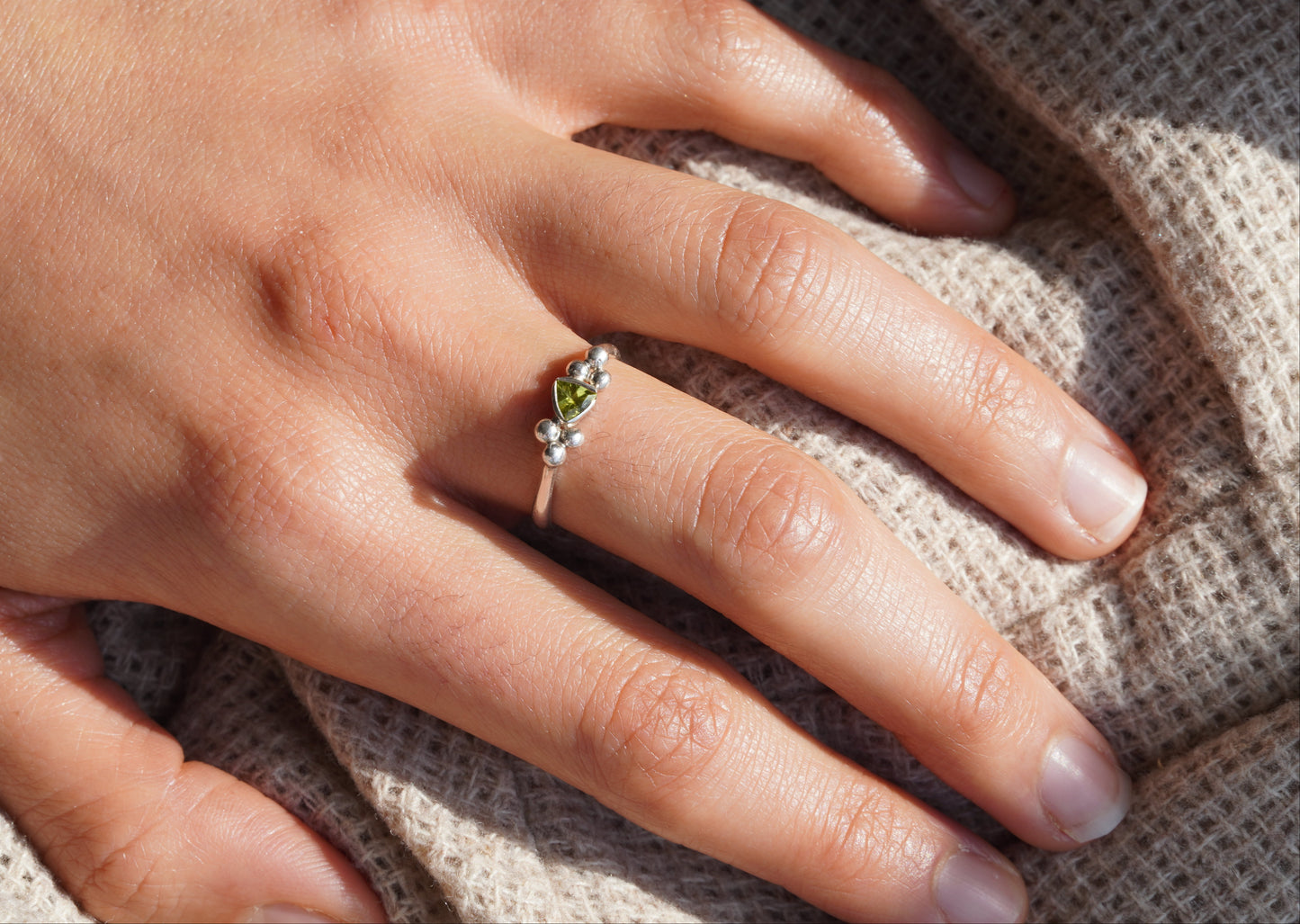 LUMINOUS PERIDOT RING