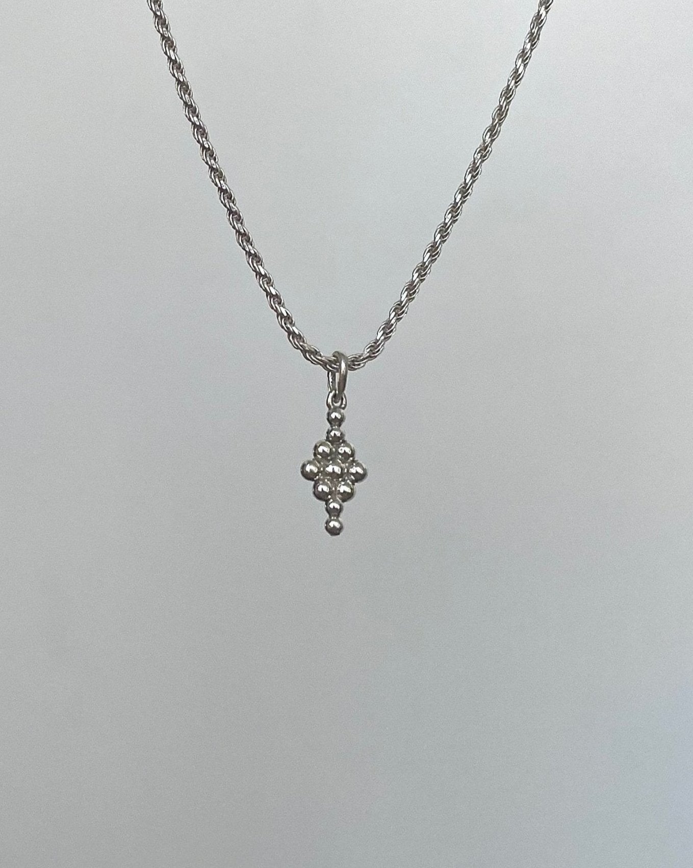 DIAMOND FORM NECKLACE