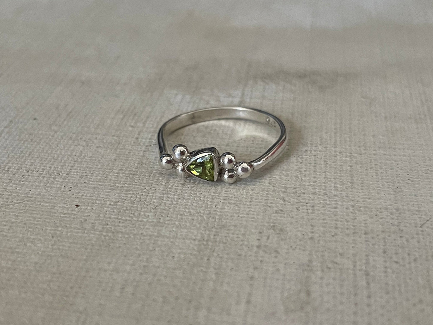 LUMINOUS PERIDOT RING